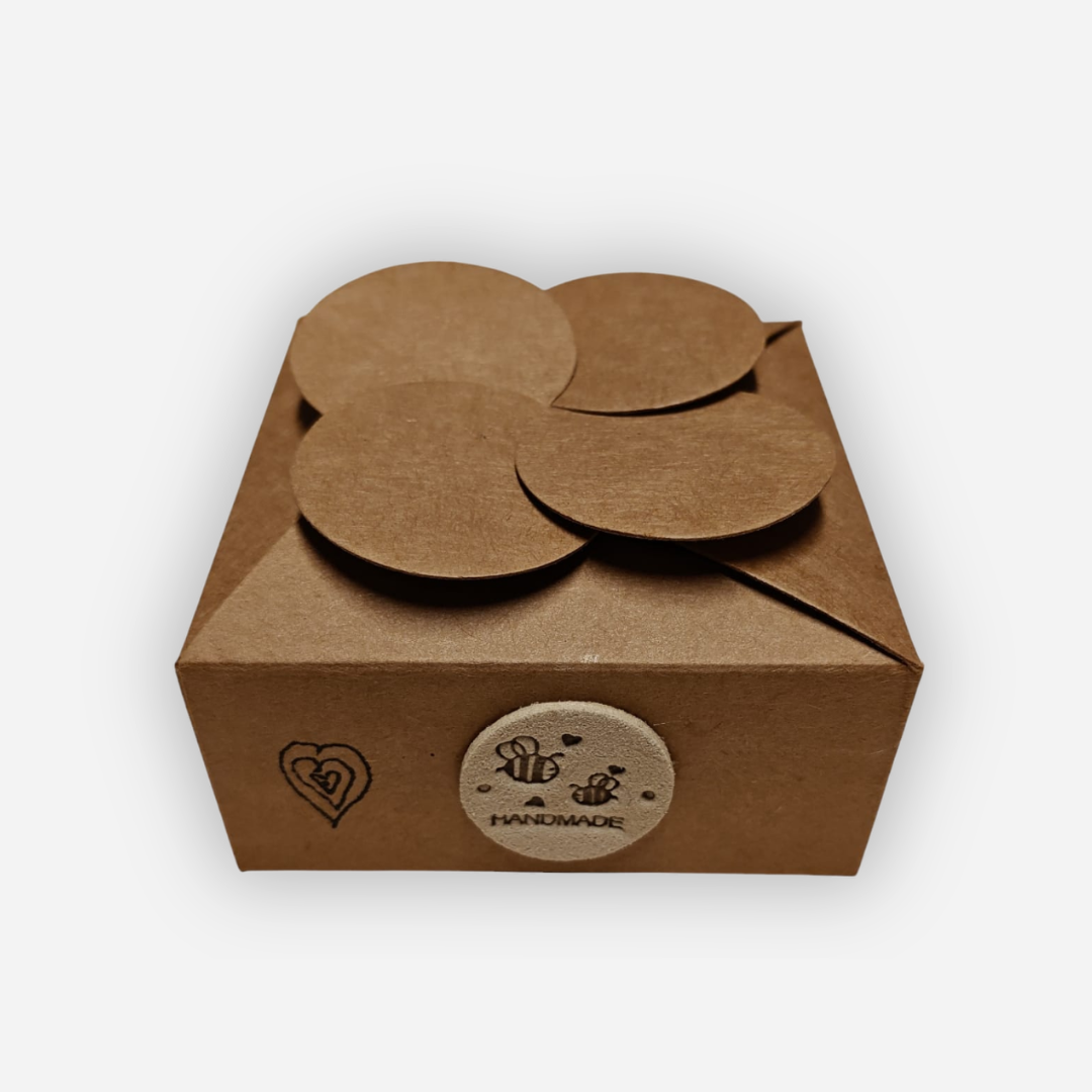 Doosje met Bijen-logo en tekst 'handmade'