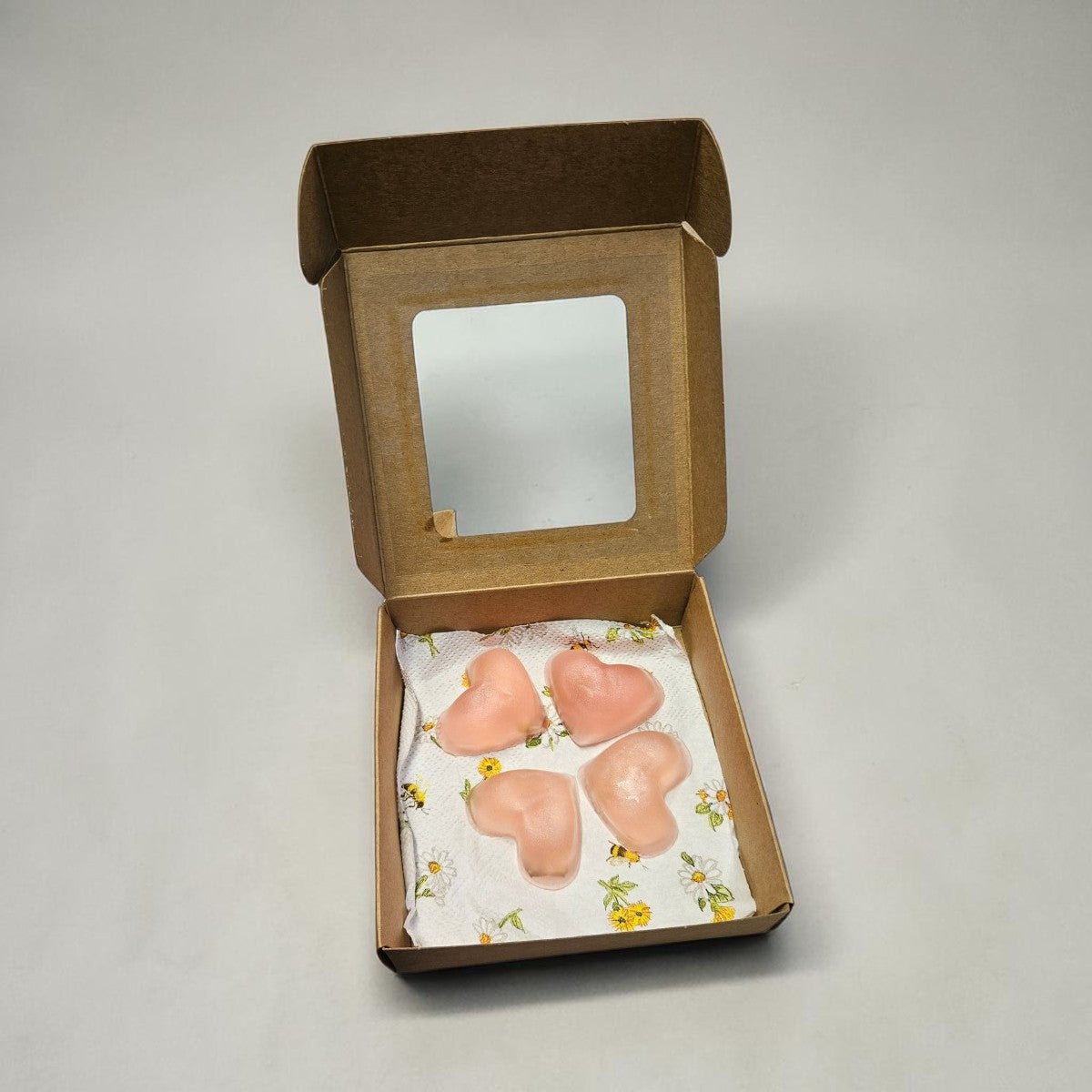 Handgemaakte geurzeep met roze hartjes