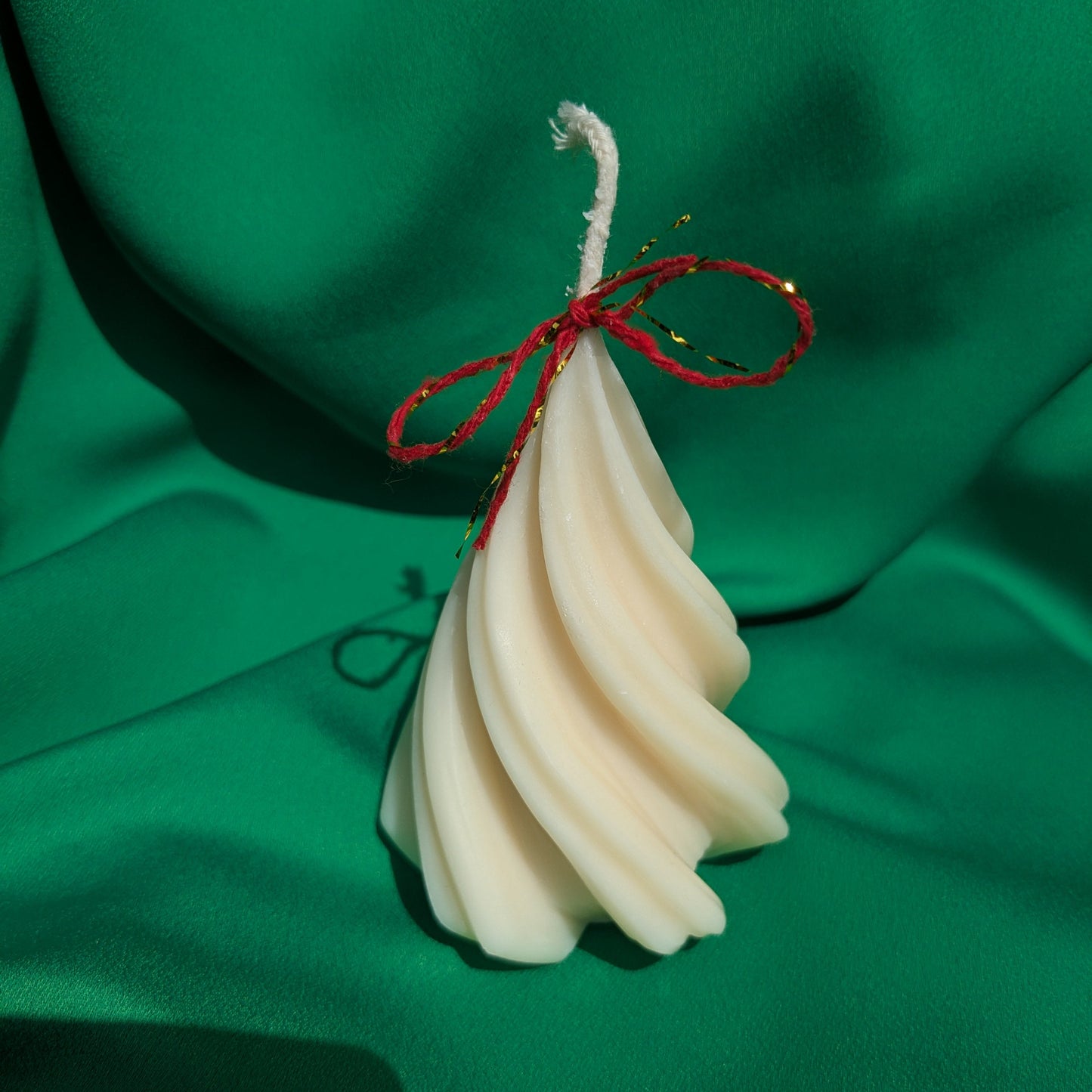 Handgemaakte kerstboomkaars van bijenwas of koolzaadwas