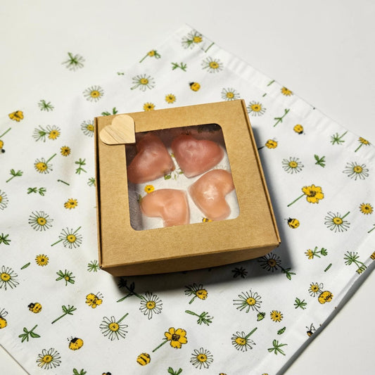 Handgemaakte geurzeep met roze hartjes